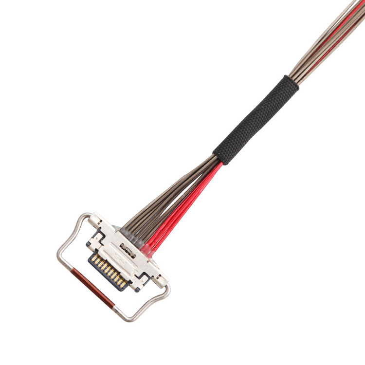 Um cabo micro-coaxial LVDS de 10 pines com um comprimento de 150 mm, conector I-PEX com um passo de 0,4 mm, identificado como 20633-310T-01S