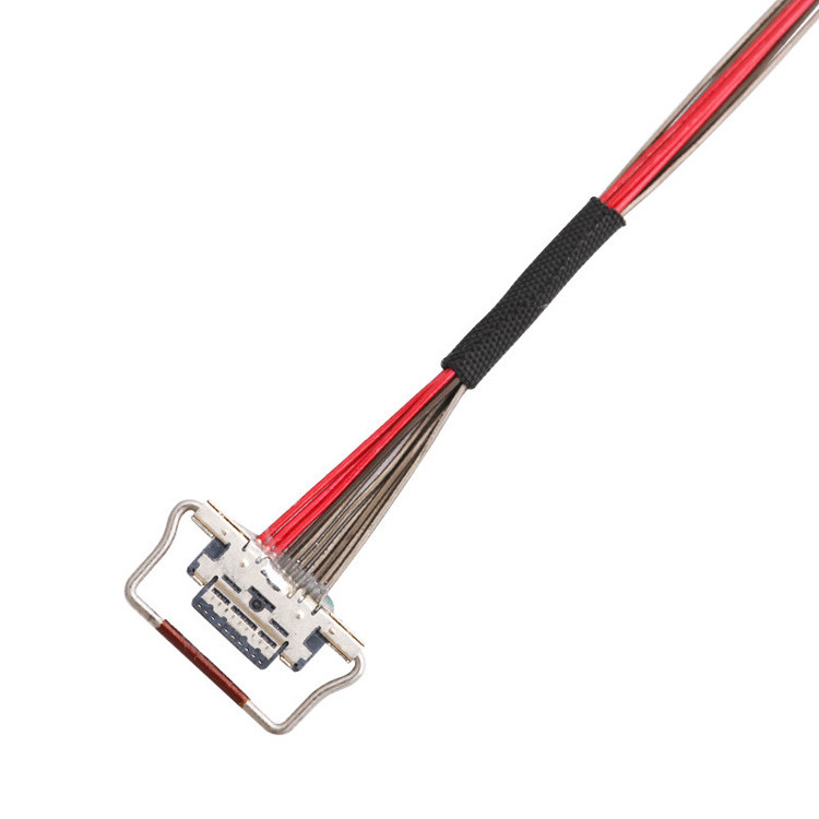 Um cabo micro-coaxial LVDS de 10 pines com um comprimento de 150 mm, conector I-PEX com um passo de 0,4 mm, identificado como 20633-310T-01S