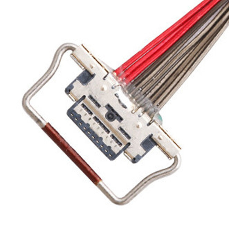 Um cabo micro-coaxial LVDS de 10 pines com um comprimento de 150 mm, conector I-PEX com um passo de 0,4 mm, identificado como 20633-310T-01S